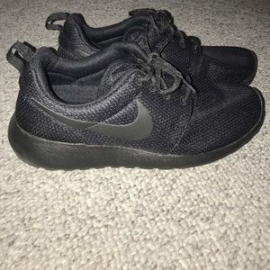 [nike] black roshe sneakers